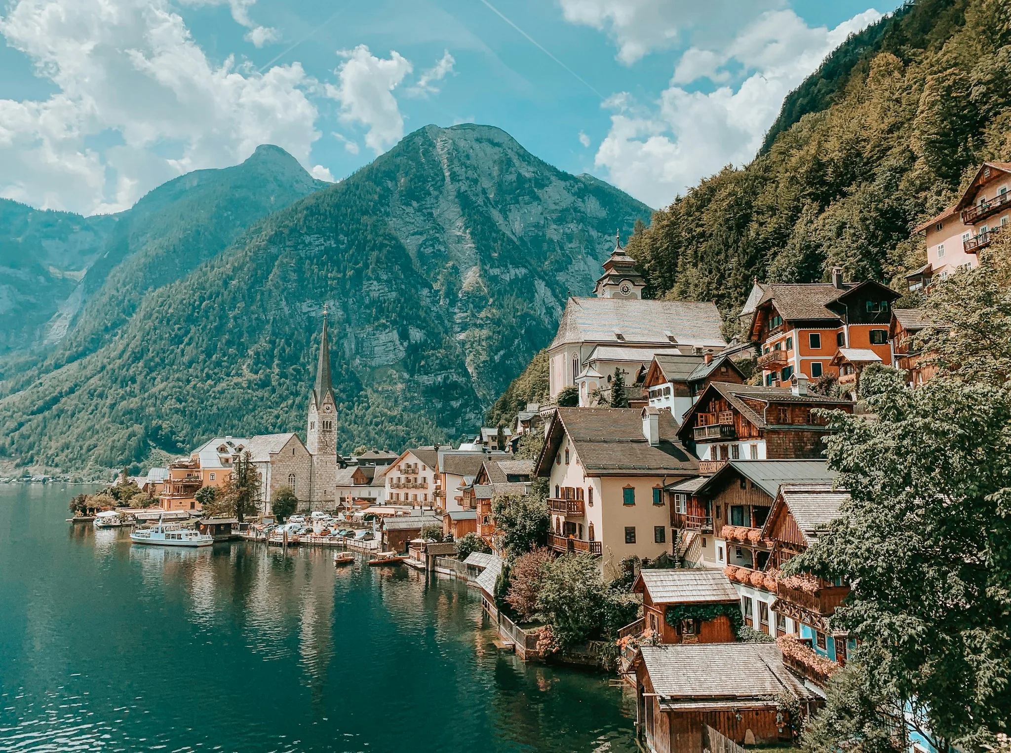 Hallstatt gölü ve dağlar